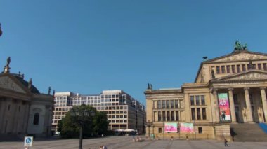 Güneşli bir yaz gününde çift katlı bir otobüsün tepesinde Berlin sokaklarında uçmak..