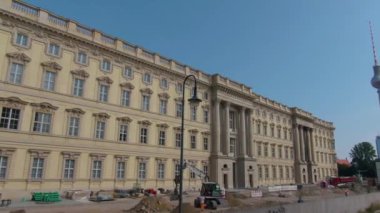 Güneşli bir yaz gününde çift katlı bir otobüsün tepesinde Berlin sokaklarında uçmak..