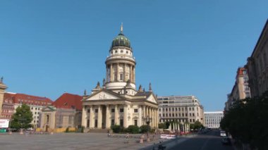 Güneşli bir yaz gününde çift katlı bir otobüsün tepesinde Berlin sokaklarında uçmak..