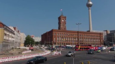 Güneşli bir yaz gününde çift katlı bir otobüsün tepesinde Berlin sokaklarında uçmak..