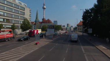 Güneşli bir yaz gününde çift katlı bir otobüsün tepesinde Berlin sokaklarında uçmak..