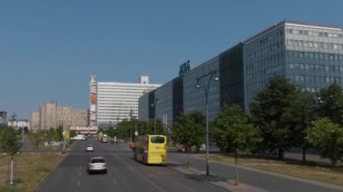 Güneşli bir yaz gününde çift katlı bir otobüsün tepesinde Berlin sokaklarında uçmak..