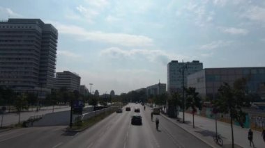 Güneşli bir yaz gününde çift katlı bir otobüsün tepesinde Berlin sokaklarında uçmak..