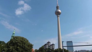 Güneşli bir yaz gününde çift katlı bir otobüsün tepesinde Berlin sokaklarında uçmak..