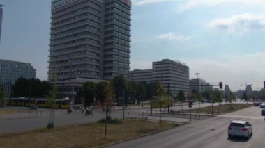 Güneşli bir yaz gününde çift katlı bir otobüsün tepesinde Berlin sokaklarında uçmak..