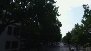 Güneşli bir yaz gününde çift katlı bir otobüsün tepesinde Berlin sokaklarında uçmak..