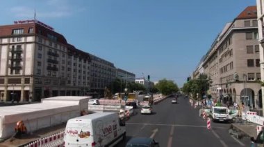 Güneşli bir yaz gününde çift katlı bir otobüsün tepesinde Berlin sokaklarında uçmak..