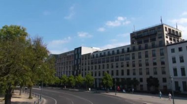Güneşli bir yaz gününde çift katlı bir otobüsün tepesinde Berlin sokaklarında uçmak..