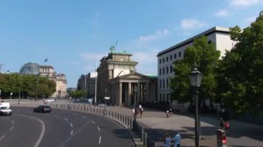Güneşli bir yaz gününde çift katlı bir otobüsün tepesinde Berlin sokaklarında uçmak..