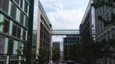 Güneşli bir yaz gününde çift katlı bir otobüsün tepesinde Berlin sokaklarında uçmak..