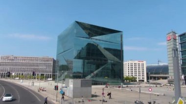 Güneşli bir yaz gününde çift katlı bir otobüsün tepesinde Berlin sokaklarında uçmak..