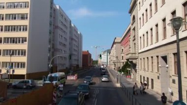 Güneşli bir yaz gününde çift katlı bir otobüsün tepesinde Berlin sokaklarında uçmak..