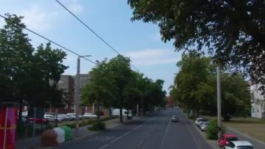 Güneşli bir yaz gününde çift katlı bir otobüsün tepesinde Berlin sokaklarında uçmak..