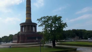 Güneşli bir yaz gününde çift katlı bir otobüsün tepesinde Berlin sokaklarında uçmak..