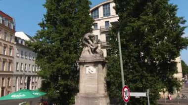 Güneşli bir yaz gününde çift katlı bir otobüsün tepesinde Berlin sokaklarında uçmak..