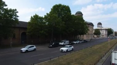 Güneşli bir yaz gününde çift katlı bir otobüsün tepesinde Berlin sokaklarında uçmak..