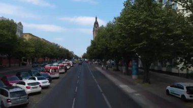 Güneşli bir yaz gününde çift katlı bir otobüsün tepesinde Berlin sokaklarında uçmak..