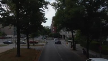 Güneşli bir yaz gününde çift katlı bir otobüsün tepesinde Berlin sokaklarında uçmak..