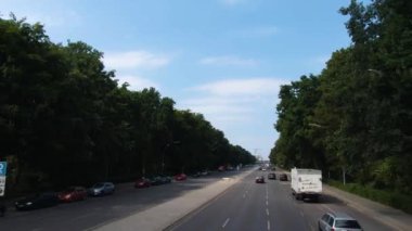 Güneşli bir yaz gününde çift katlı bir otobüsün tepesinde Berlin sokaklarında uçmak..