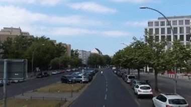 Güneşli bir yaz gününde çift katlı bir otobüsün tepesinde Berlin sokaklarında uçmak..