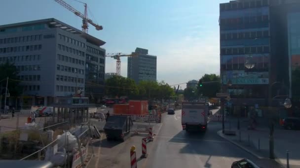 여름의 버스를 베를린의 거리를 비행하는 — 비디오