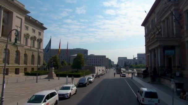 Létání Ulicích Berlína Slunečného Letního Dne Vrcholu Dvoupatrového Autobusu — Stock video