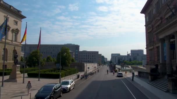 Güneşli Bir Yaz Gününde Çift Katlı Bir Otobüsün Tepesinde Berlin — Stok video