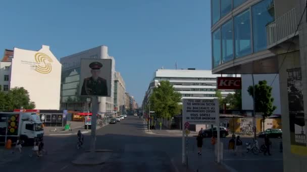 夏の晴れた日に二階建てバスの上でベルリンの街を飛び回る — ストック動画