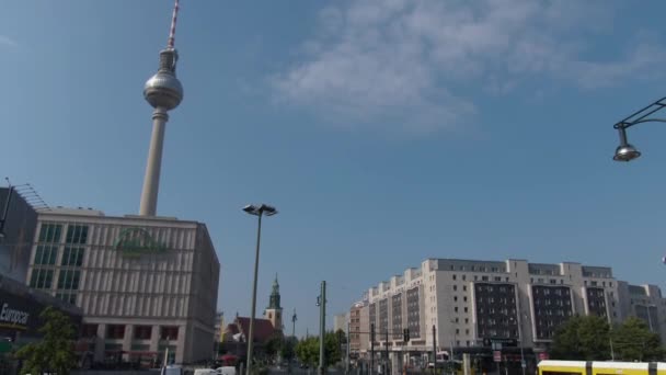 Güneşli Bir Yaz Gününde Çift Katlı Bir Otobüsün Tepesinde Berlin — Stok video