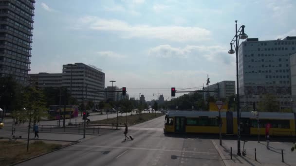 Létání Ulicích Berlína Slunečného Letního Dne Vrcholu Dvoupatrového Autobusu — Stock video