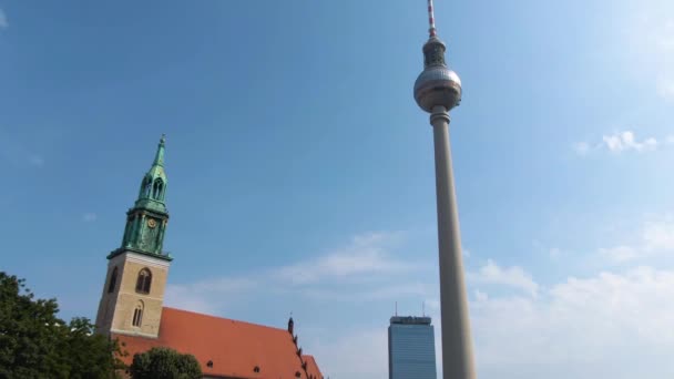 Güneşli Bir Yaz Gününde Çift Katlı Bir Otobüsün Tepesinde Berlin — Stok video