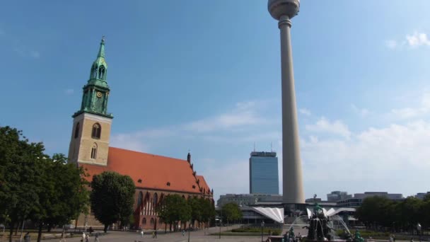 Güneşli Bir Yaz Gününde Çift Katlı Bir Otobüsün Tepesinde Berlin — Stok video