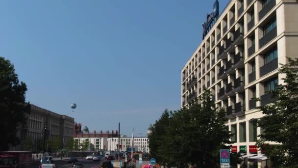Berlin Utcáin Repkednek Egy Napos Nyári Napon Egy Emeletes Buszon — Stock videók