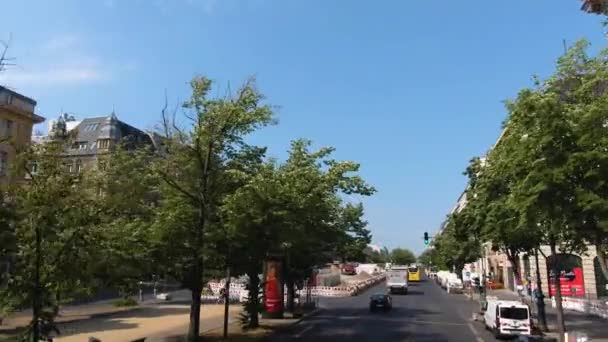 Einem Sonnigen Sommertag Doppeldeckerbus Durch Die Straßen Berlins Fliegen — Stockvideo