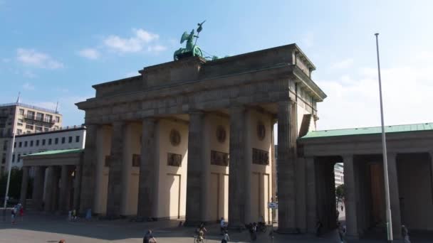 Berlin Utcáin Repkednek Egy Napos Nyári Napon Egy Emeletes Buszon — Stock videók