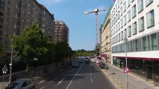 夏の晴れた日に二階建てバスの上でベルリンの街を飛び回る — ストック動画