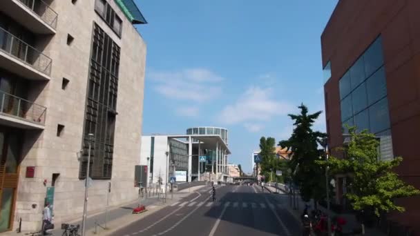 Voando Pelas Ruas Berlim Dia Ensolarado Verão Cima Ônibus Dois — Vídeo de Stock