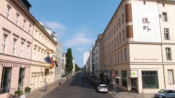 Einem Sonnigen Sommertag Doppeldeckerbus Durch Die Straßen Berlins Fliegen — Stockvideo