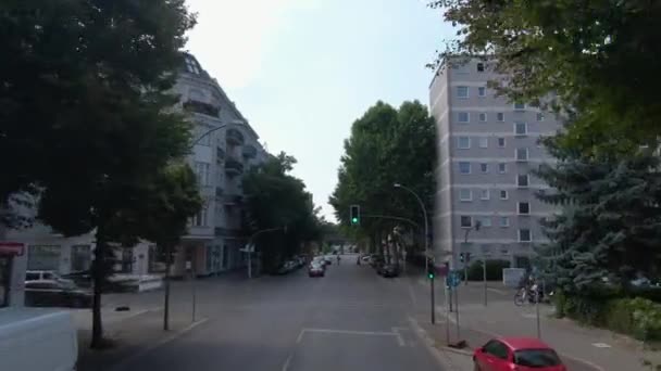 Einem Sonnigen Sommertag Doppeldeckerbus Durch Die Straßen Berlins Fliegen — Stockvideo