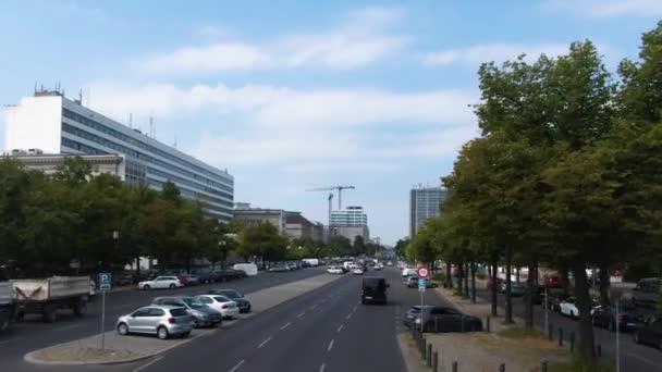 Einem Sonnigen Sommertag Doppeldeckerbus Durch Die Straßen Berlins Fliegen — Stockvideo
