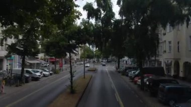 Güneşli bir yaz gününde çift katlı bir otobüsün tepesinde Berlin sokaklarında uçmak..