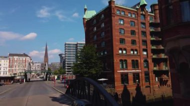 Hamburg sokaklarında uçmak Almanya 'da bir şehir. Yazın güneşli bir günde çift katlı bir otobüsün tepesinde. 