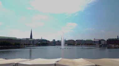 Hamburg sokaklarında uçmak Almanya 'da bir şehir. Yazın güneşli bir günde çift katlı bir otobüsün tepesinde. 