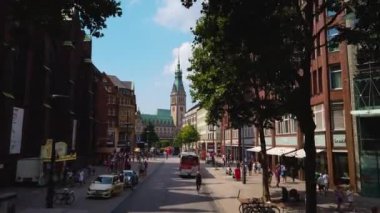 Hamburg sokaklarında uçmak Almanya 'da bir şehir. Yazın güneşli bir günde çift katlı bir otobüsün tepesinde. 