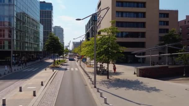 ハンブルクの街を飛ぶドイツの都市 夏の晴れた日のダブルデッキバスの上に — ストック動画