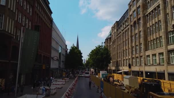 飞越德国城市汉堡的街道 夏天阳光灿烂的日子 坐在双层巴士顶上 — 图库视频影像