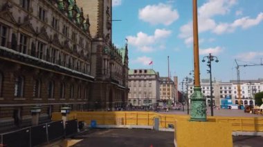 Hamburg sokaklarında uçmak Almanya 'da bir şehir. Yazın güneşli bir günde çift katlı bir otobüsün tepesinde. 