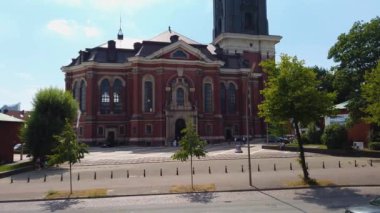 Hamburg sokaklarında uçmak Almanya 'da bir şehir. Yazın güneşli bir günde çift katlı bir otobüsün tepesinde. 
