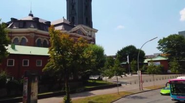Hamburg sokaklarında uçmak Almanya 'da bir şehir. Yazın güneşli bir günde çift katlı bir otobüsün tepesinde. 