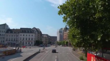 Hamburg sokaklarında uçmak Almanya 'da bir şehir. Yazın güneşli bir günde çift katlı bir otobüsün tepesinde. 